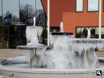 IJssculptuur voor het gemeentehuis