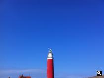 De vuurtoren tegen een prachtige blauwe lucht