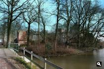 Tussen de bomen zien we Kasteel Rhijnestein pal aan de Kromme Rijn