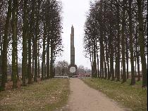 Tegenover Paleis Soestdijk staat de Naald van Waterloo.