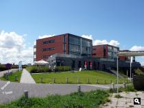 Vanaf het asfaltdijkpad bij de trap in Wemeldinge: nieuwbouw op de hoek van 'T Scheld met de Binnendijk. Met horeca! 