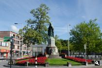 op de kruising van de Stationsstraat en Bredadestraat