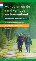 Wandelen op de rand van bos en boerenland