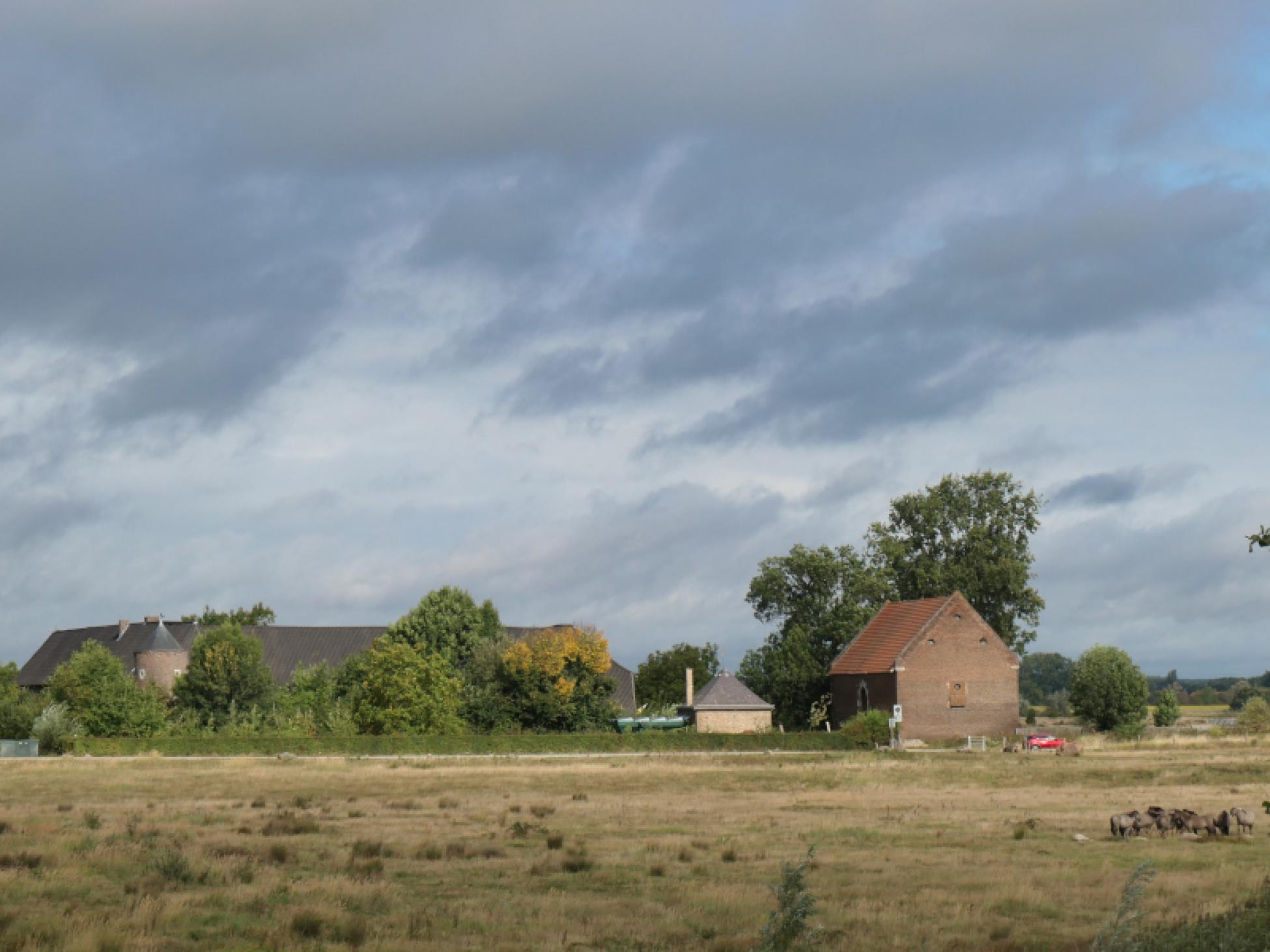 In de verte Kasteelhoeve Hartelstein