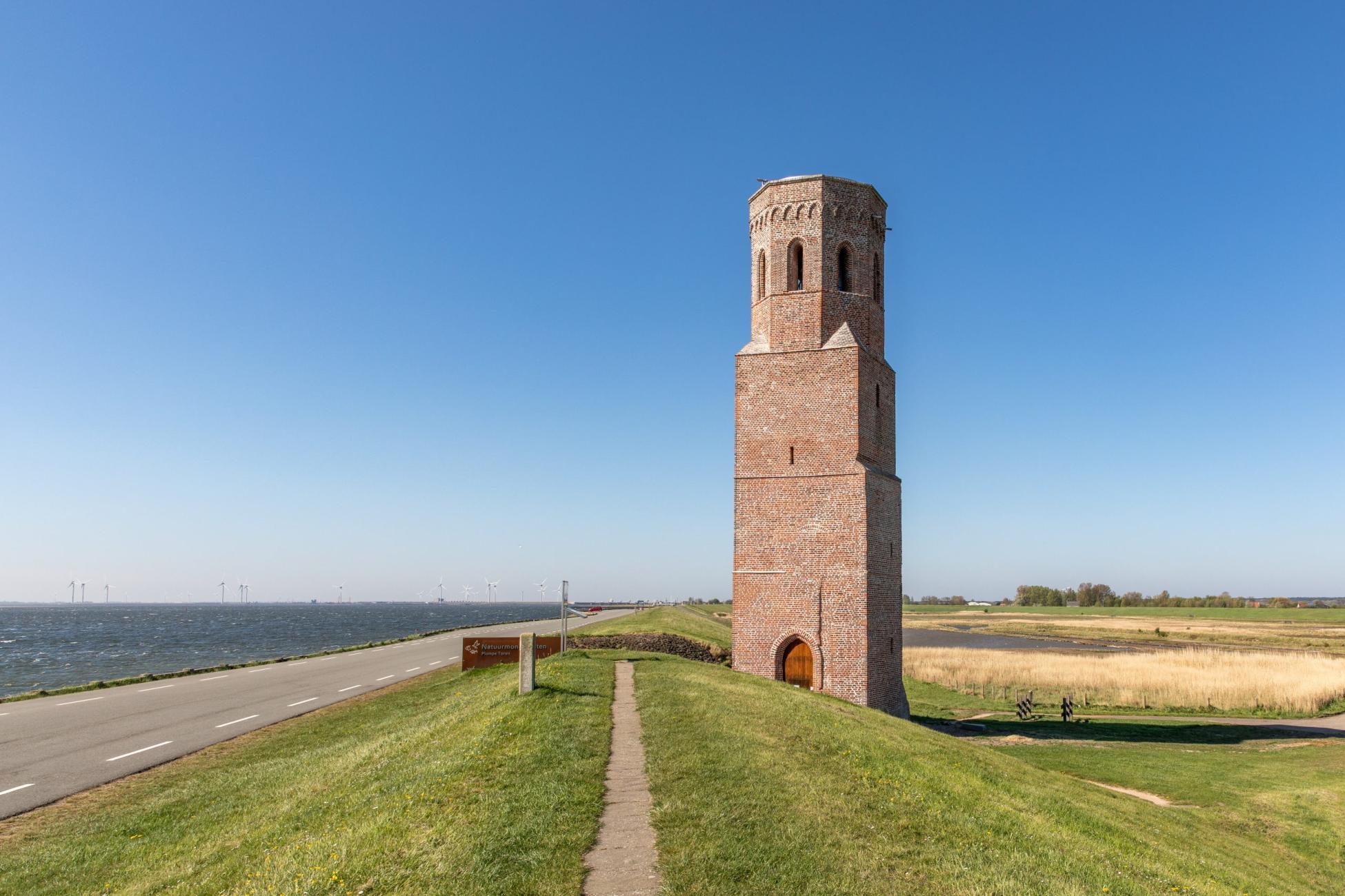 De 15e-eeuwse Plompe Toren, het enige restant van het verdronken dorp Koudekerke De 15e-eeuwse Plompe Toren, het enige restant van het verdronken dorp Koudekerke