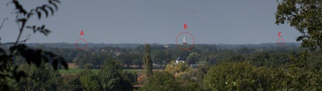 Uitzicht over Belfeld: A hoogspanningsmast Baarlo, B kerk Belfd, C kerk Maasbree