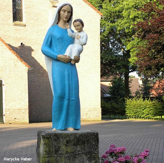 Mariabeeld bij kerk Beuningen