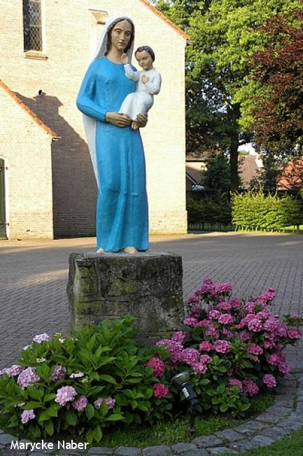 Mariabeeld bij kerk Beuningen