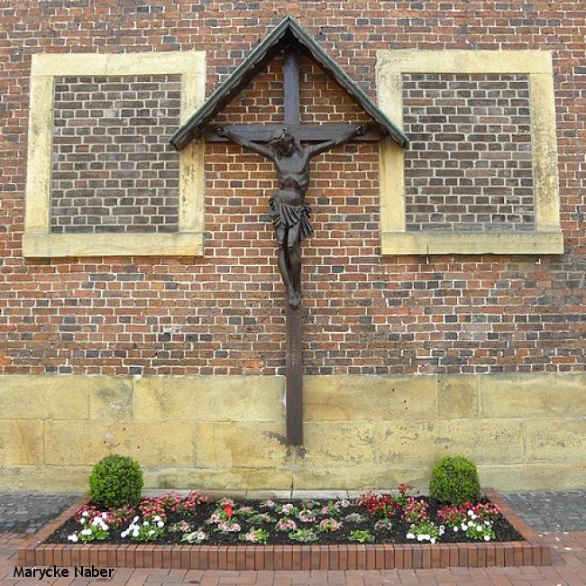 Kruisbeeld tegen Maria Himmelfahrt Kirche