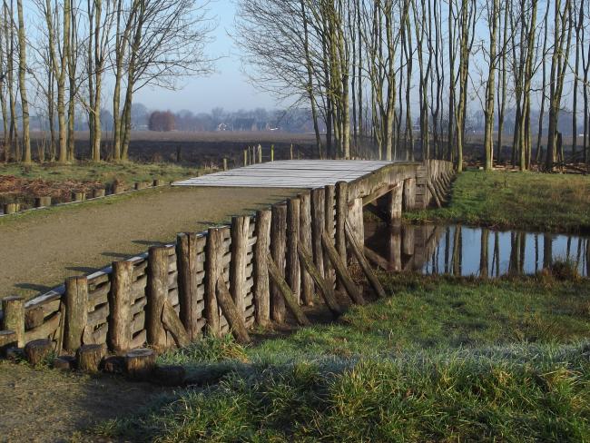 Replica van houten beekbrug uit de Romeinse tiid