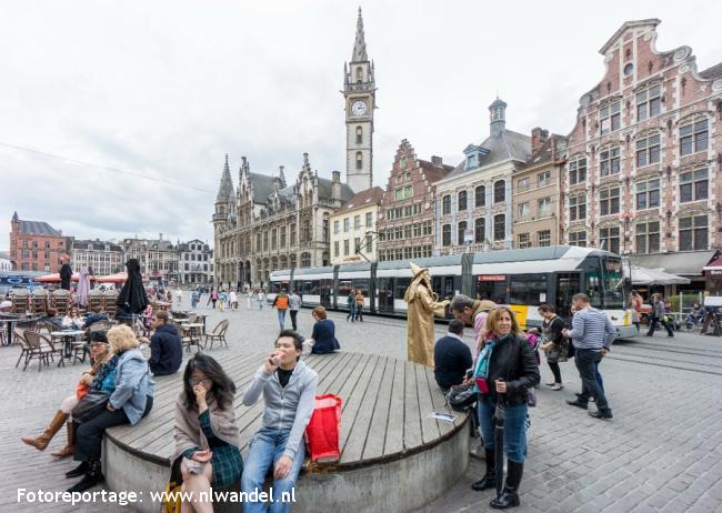 Korenmarkt met Postkantoor