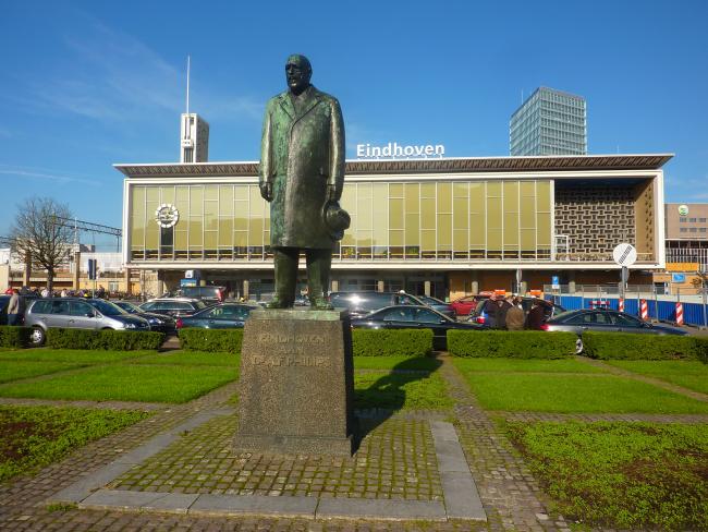 Station met standbeeld Anton Philips 
