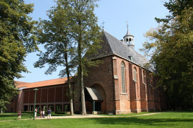 Het klooster aan de achterzijde, de westvleugel