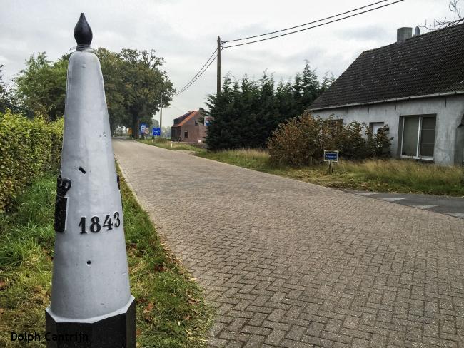 grenspaal met kogelgaten