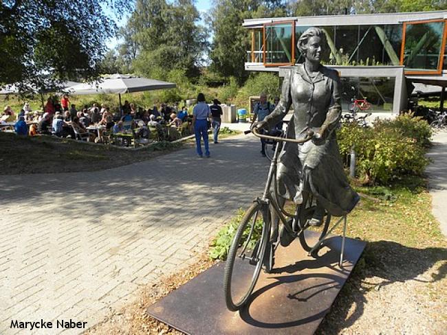 Beatrix op de fiets bij Paviljoen De Posbank