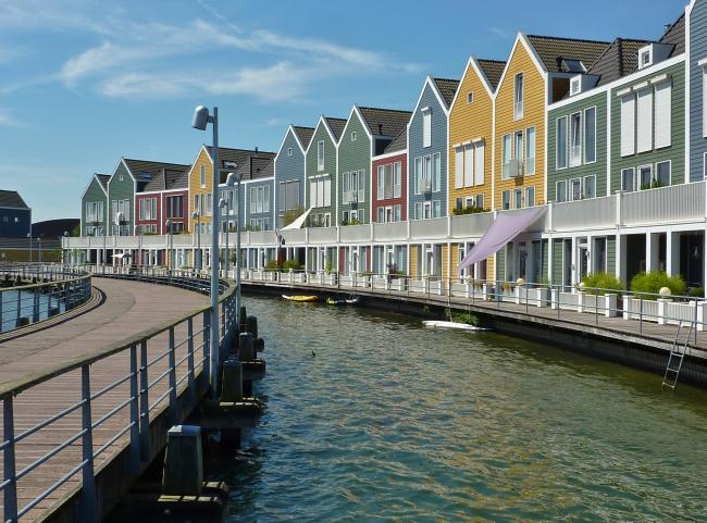 houten huizen aan de Rietplas