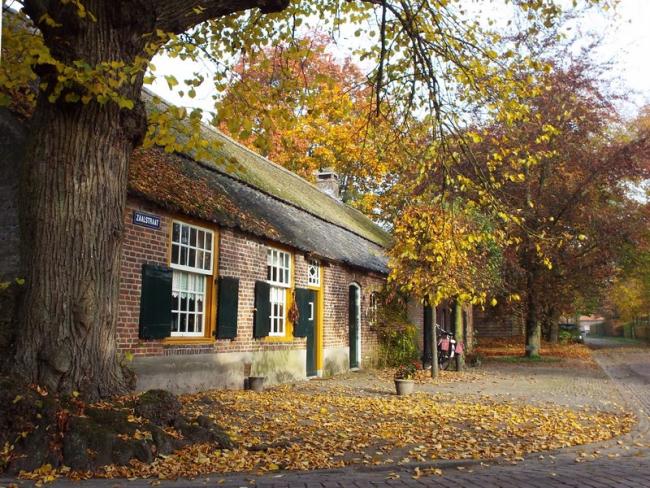 Langgevel boerderij in het buurtschap Leenderstrijp