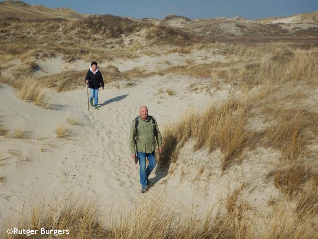 Wandelen door blanke duinen