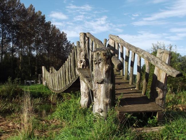 Hangbrugje over de Beerze