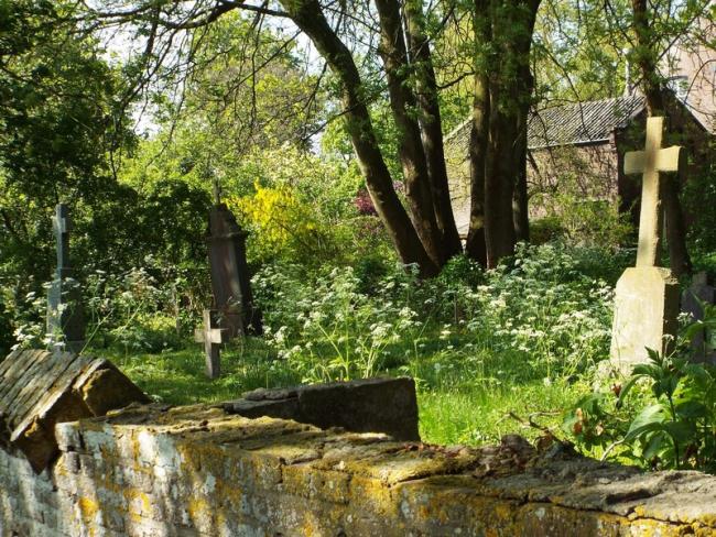 Oude begraafplaats naast de voormalige pastorie