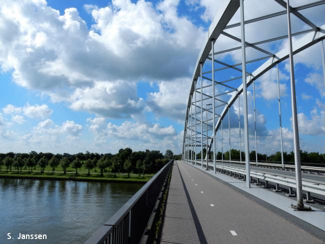 Brug over Amsterdam-Rijnkanaal