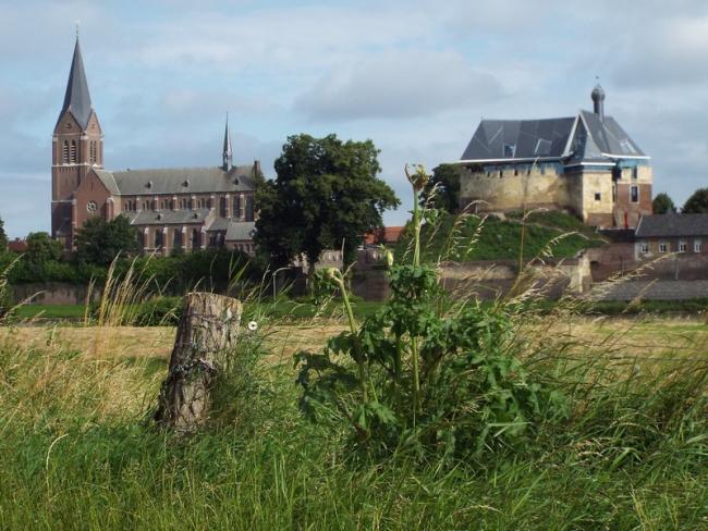 Kerk van Kessel en kasteel De Keverberg