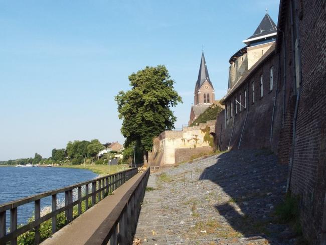 Kade langs kasteel De Keverberg