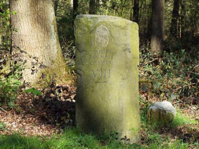 Basaltzuil van de fictieve Wegh van Meijl op Seven