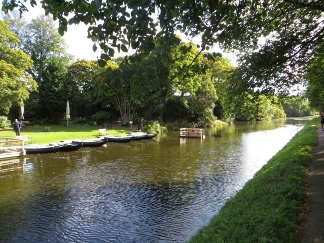 Langs het kanaal, tegenover het Westbroekpark