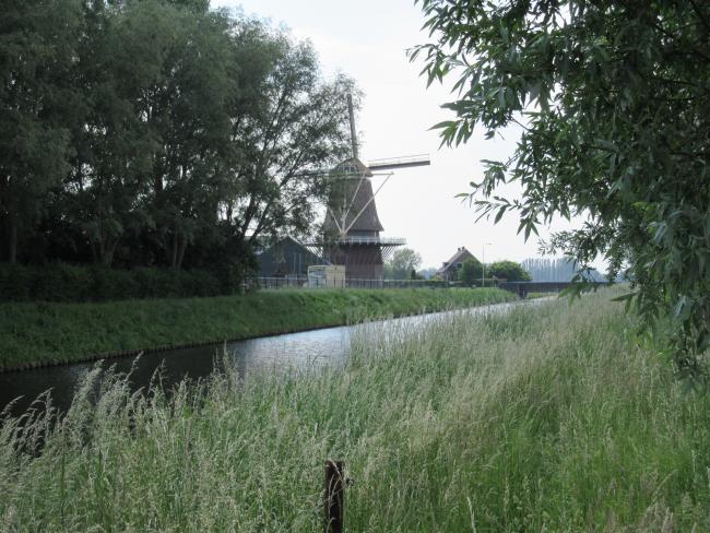 De molen van Terwolde. op de voorgrond het Toevoerkanaal