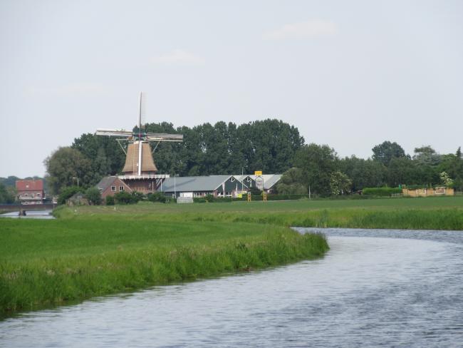 Zicht op de molen van Terwolde vanaf de brug over het Toevoerkanaal