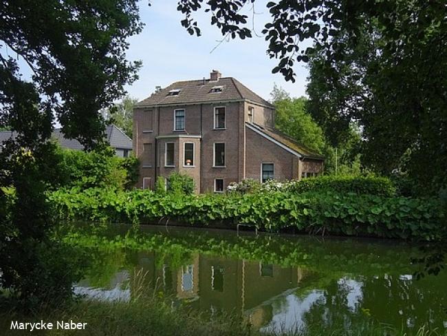 Villa aan de Willemsvaart