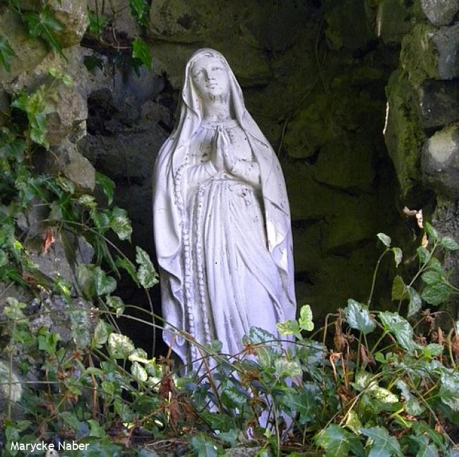 Mariagrot in zustertuin De Zwanenhof