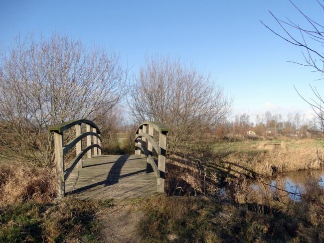 Een brug over de Ruiten Aa met zicht op Vlagtwedde.