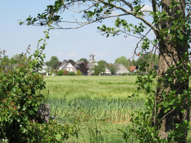 Uitzicht op het dorp De Horst vanaf het graspad bij het voetbalveld 