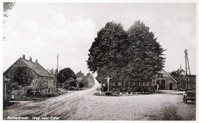 Oude prentbriefkaart landkruis Bornerbroek