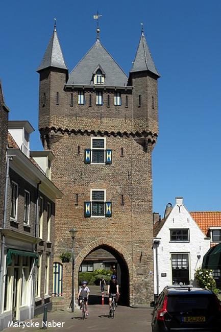 Dijkpoort (14e eeuw) en woning van de stadsvroedvrouw