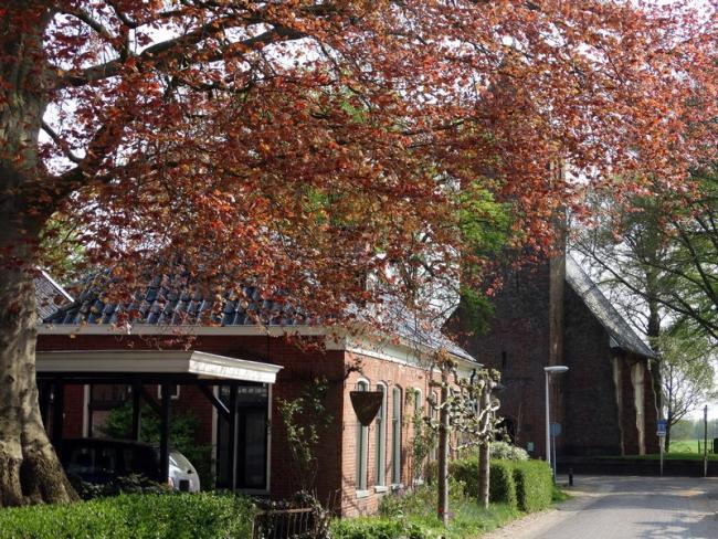 De kerk vanuit de Kerkstraat
