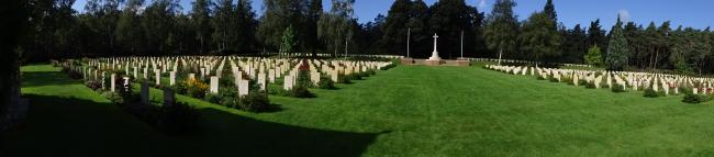 bezoek aan Canadian Cemetery tijdens wandelen trage tocht 