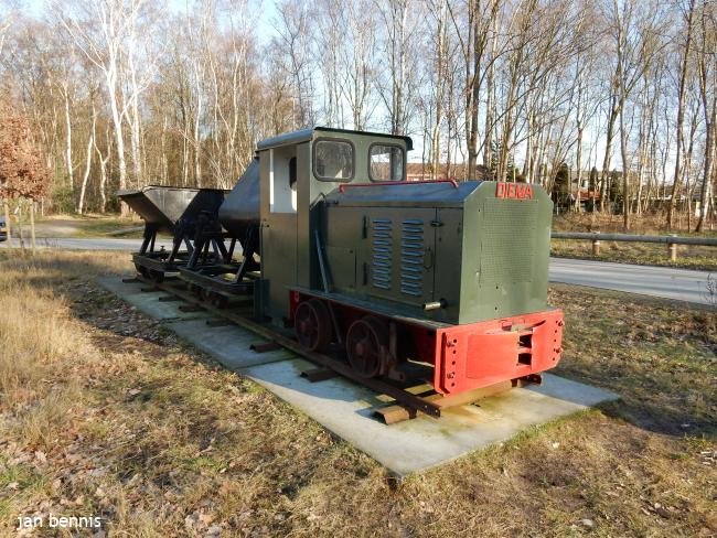 een smalspoorlocomotief (Diema, type DS 12) met twee kiepwagens  van de voormalige smalspoorlijn van de Griendtsveen Turfstrooisel Maatschappij