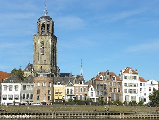 Zicht op Deventer vanaf de aanlegsteiger van het fiets-voetveer