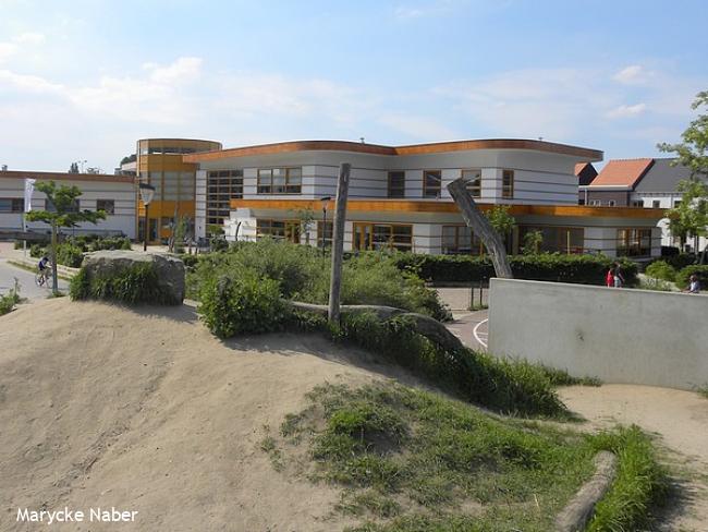 Kindcentrum Rivierenwijk vanaf natuurspeelplaats