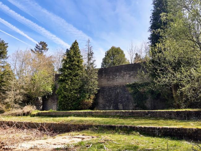 Langs de muur van Mussert