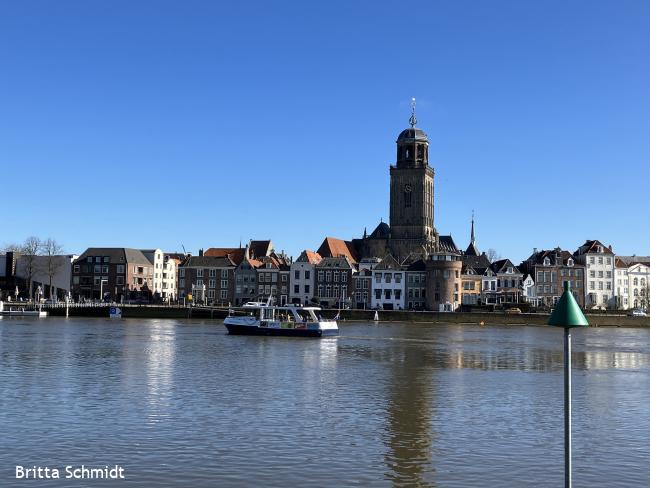 Zicht op Deventer vanaf de veerpont