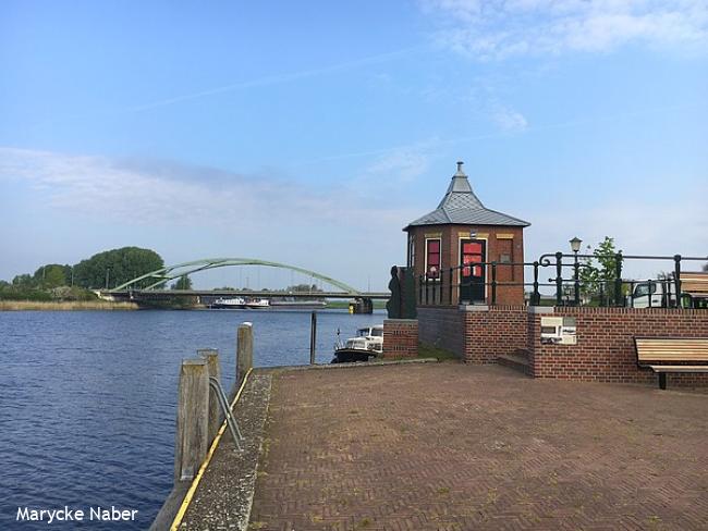 Zwarte Water en brugwachtershuisje van voormaige Van Nahuysbrug