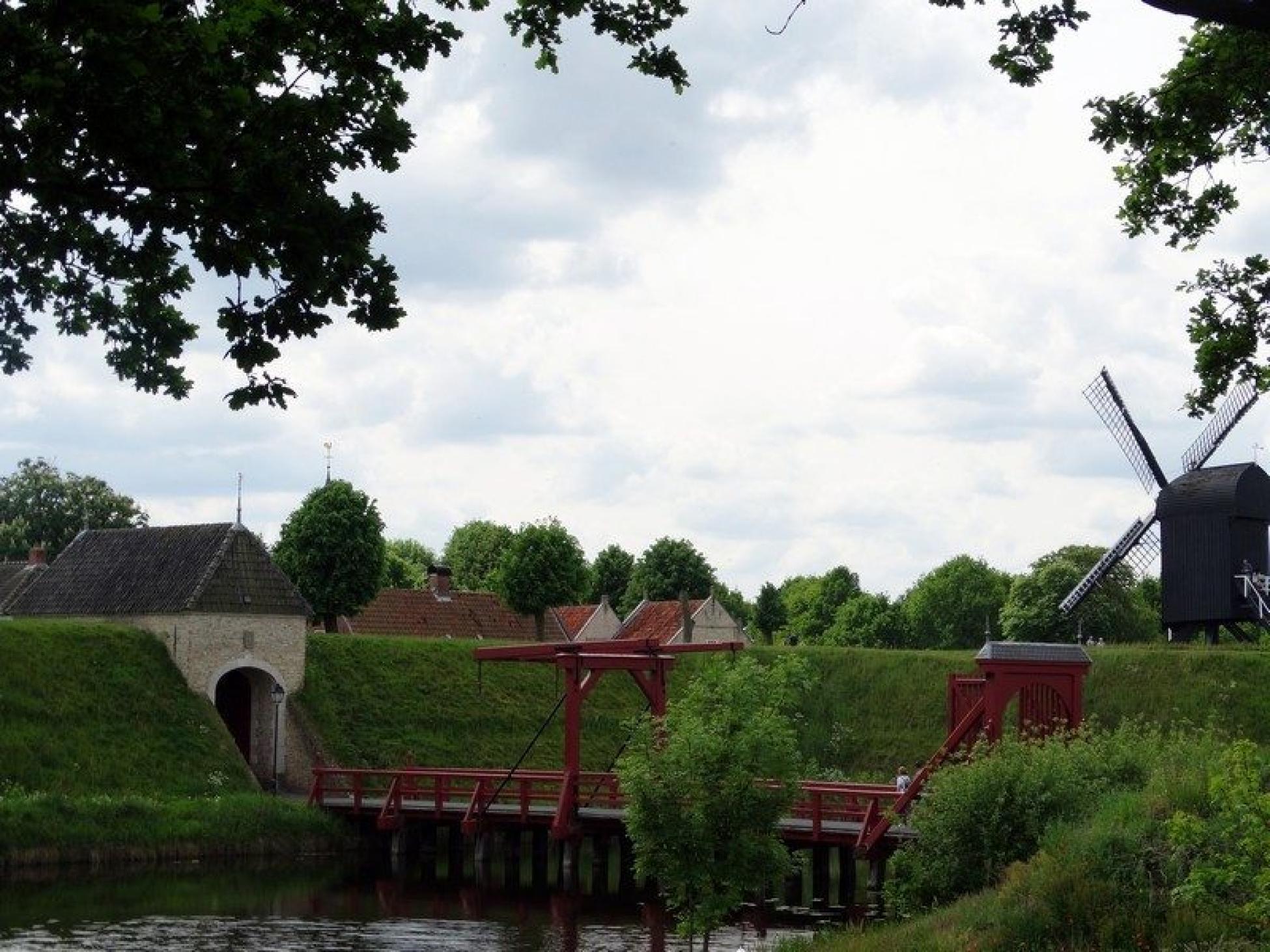 Bourtange, De Vriesse Poort en de Standerdmolen gezien vanaf de buitenste wal