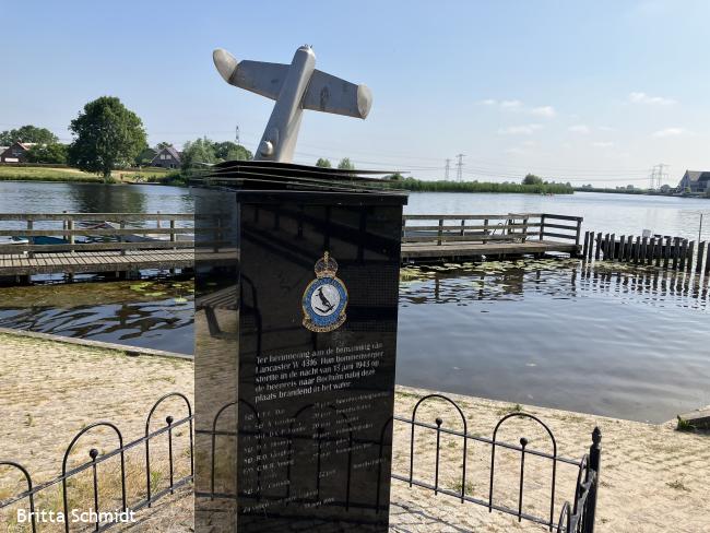 monument ter herinnering aan neergestort vliegtuig WOII