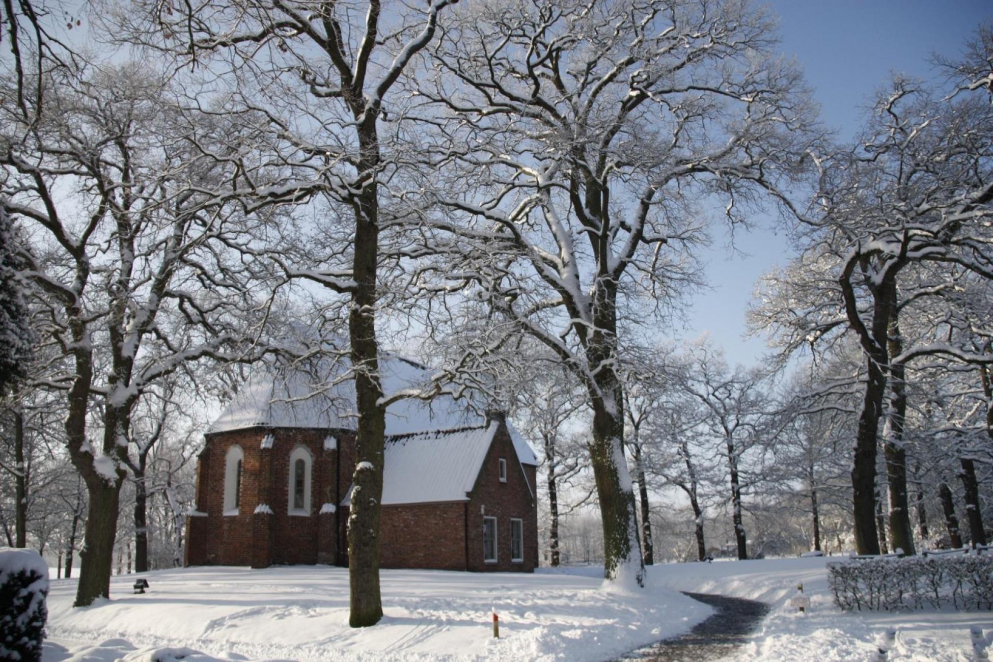 De middeleeuwse kerk van Sellingen in de sneeuw
