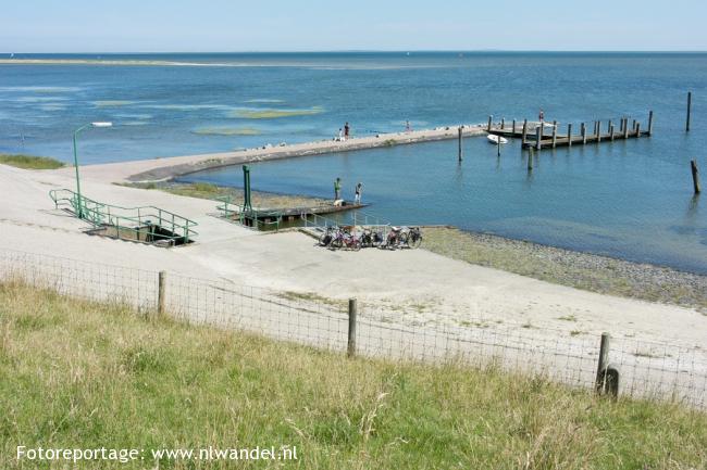 Waddenzeedijk met steigertje