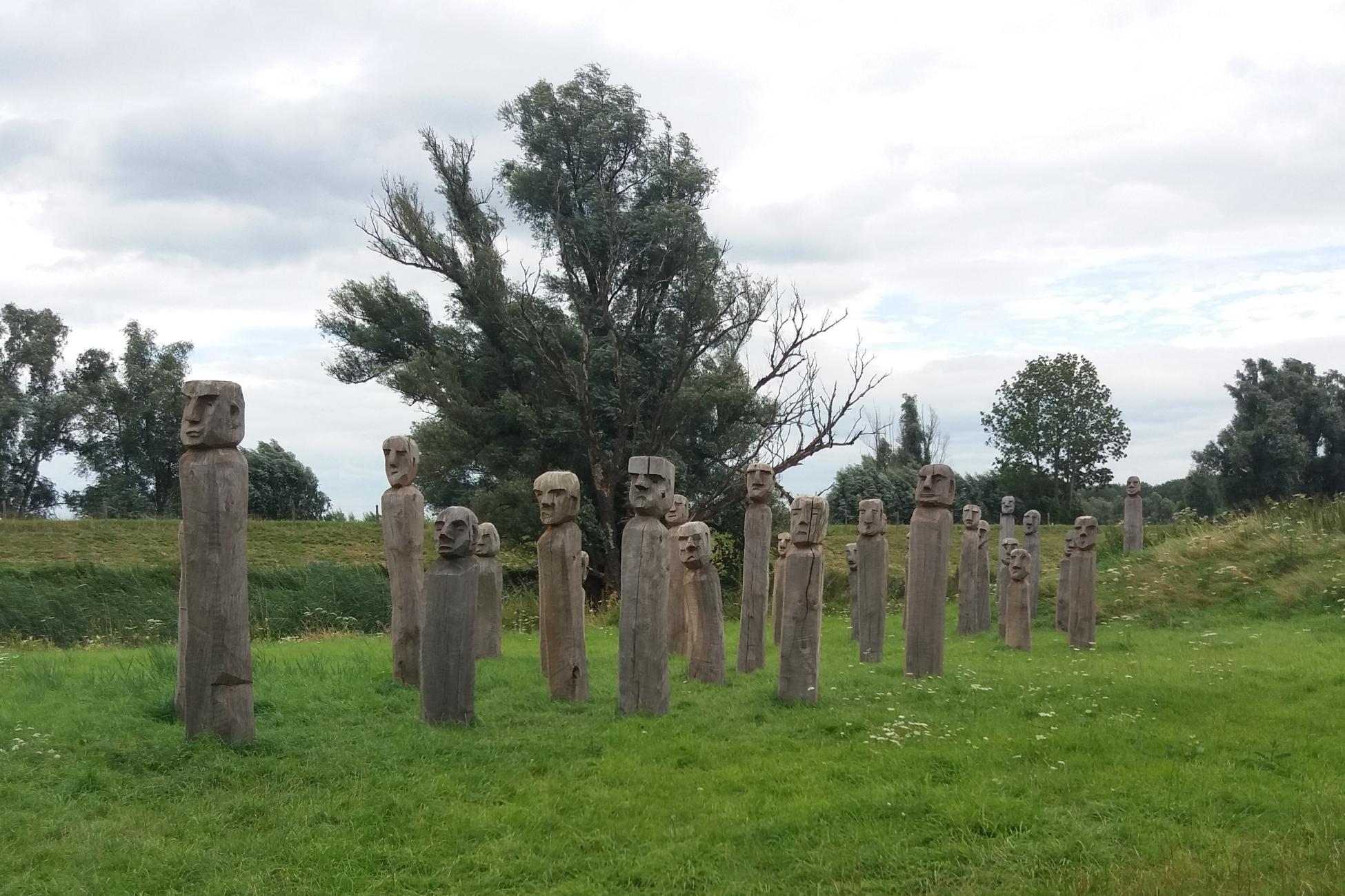 Kunstwerk van Anne Thoss, bij Thornsche Molen: 30 Menschenkinder